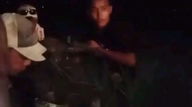 Motor Jatuh ke Sawah di Indramayu, Warga Bergegas Evakuasi