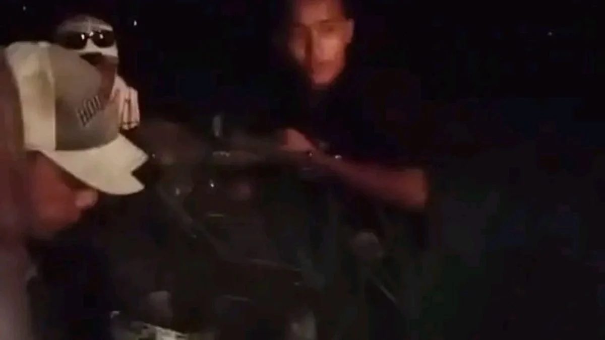 Motor Jatuh ke Sawah di Indramayu, Warga Bergegas Evakuasi