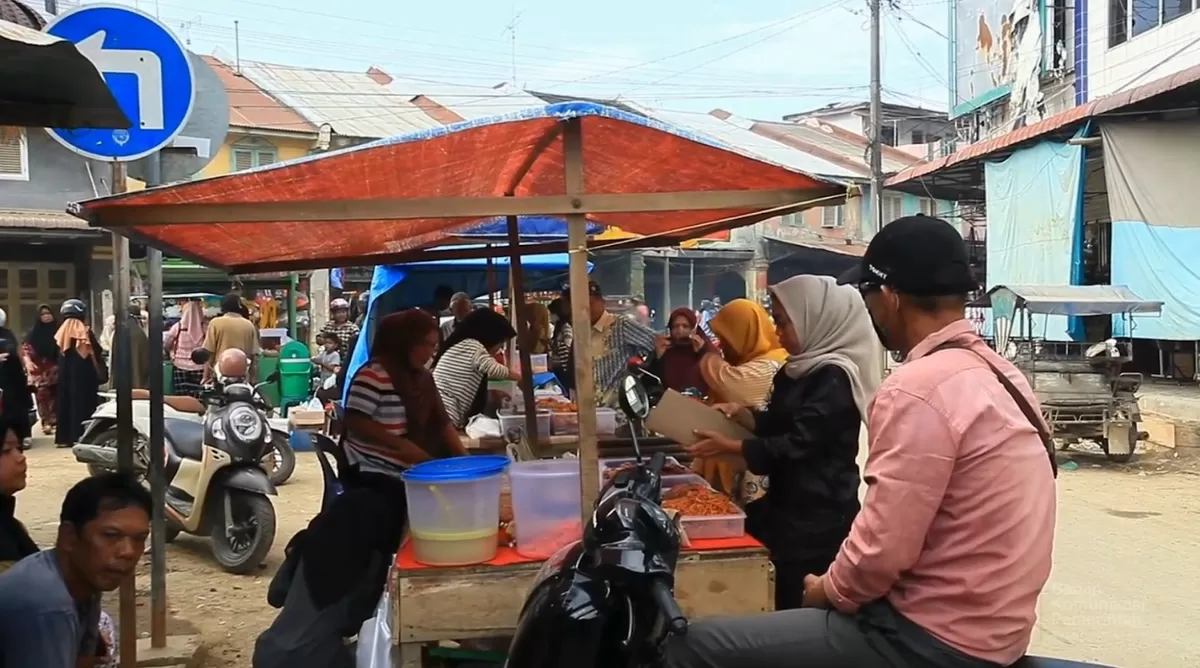 Pasar Takjil dan Toko Lebaran Ramai Dikunjungi Warga di Aceh Tamiang