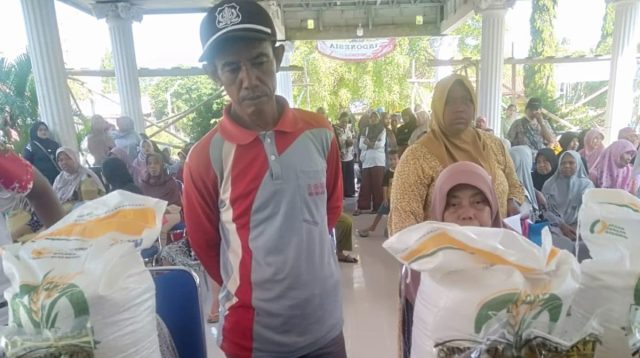 Penyaluran Beras dan Minyak untuk Warga KPM di Baleraja