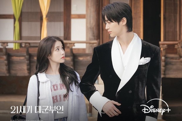 IU dan Byeon Woo Seok/ foto: instagram.com/disneypluskr