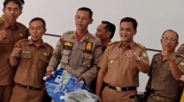 Perpisahan Haru Maryono di Haurgeulis, Camat Beri Hadiah Spesial!