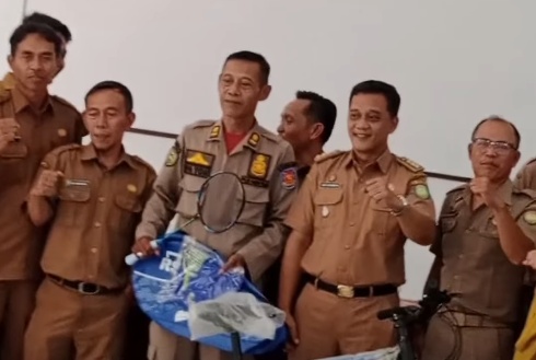 Perpisahan Haru Maryono di Haurgeulis, Camat Beri Hadiah Spesial!