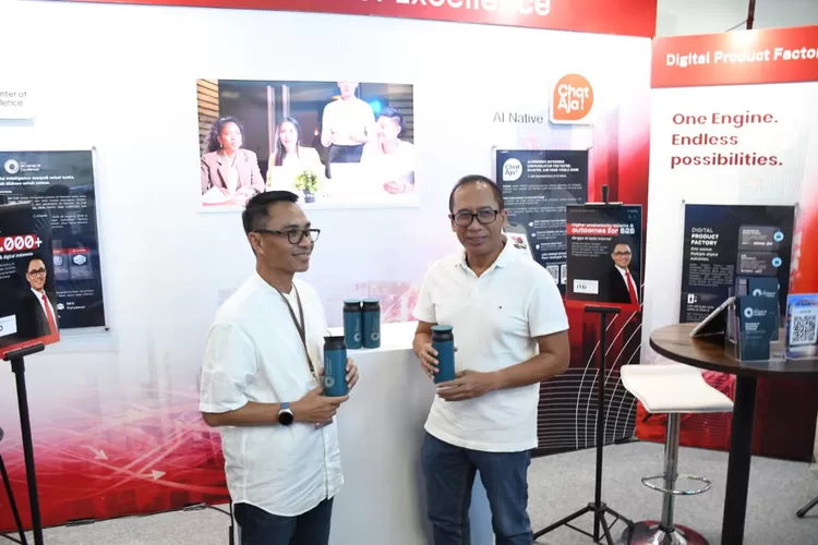 Direktur IT Digital Telkom Faizal Rochmad Djoemadi (kiri) didampingi oleh EGM Digital Product Telkom Komang Budi Aryasa (kanan) pada agenda ITD Summit yang berlangsung di Bandung (23/4). 