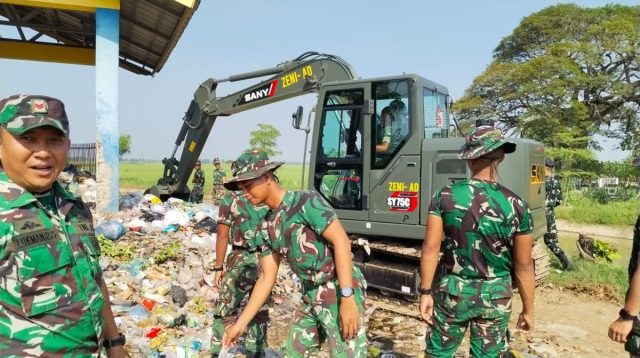 TNI, Forkopimcam, dan Warga Gotong Royong Bersihkan TPS Pasir Angin Cikedung