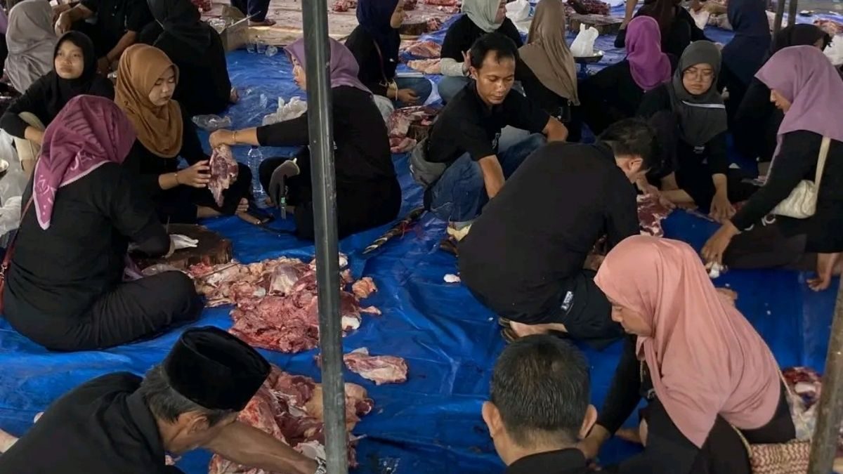 16 Sapi & 12 Kambing: Kurban Besar Warga Sukaurip di Masjid Al Ikhlas