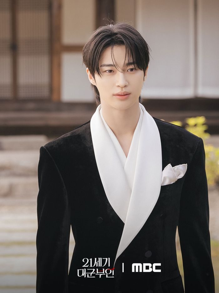 Byeon Woo Seok menggabungkan elemen tradisional seperti kain sutra lembut dan kerah ke dalam kemeja dan jaket bergaya Barat.