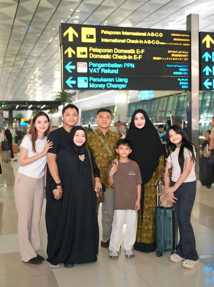 Momen Ashanty & Anang Hermansyah Berangkat Haji Tahun Ini Diantar Keluarga