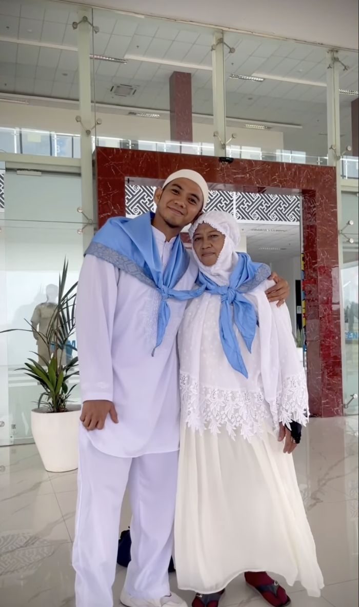 Penyanyi dangdut Rizki DA pun menjalani ibadah hajinya tahun ini