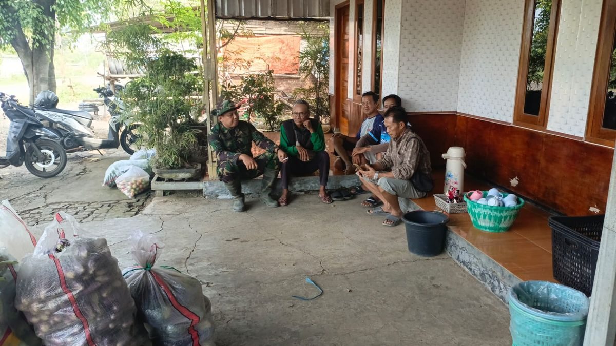 Aksi Babinsa Serda Seoulistiyo di Jatimulya Tuai Kekaguman Warga Blok Pedati 2