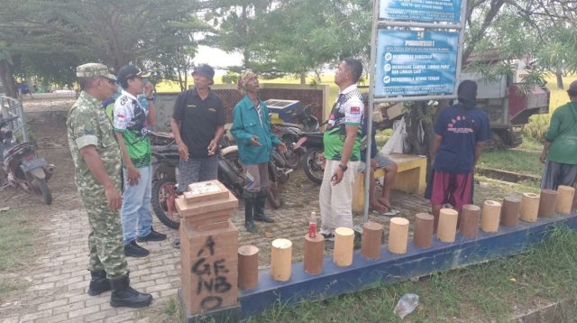 Babinsa Cikedunglor Kawal Panen Raya untuk Ketahanan Pangan