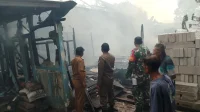 Babinsa Koramil Tukdana Sigap Tangani Kebakaran di Desa Lajer