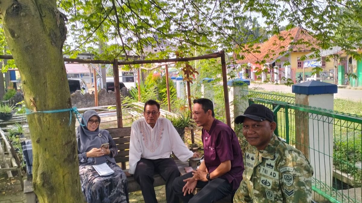 Babinsa Kusno Wardhana Berdiskusi dengan Guru SMPN 2 Haurgeulis Mengenai Pendidikan