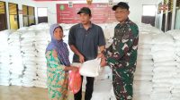 Babinsa Sertu Kusno Wardhana Monitoring Penyaluran Bantuan Pangan untuk Ribuan Warga Desa Kertanegara Babinsa Sertu Kusno Wardhana Monitoring Penyaluran Bantuan Pangan untuk Ribuan Warga Desa Kertanegara