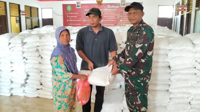 Babinsa Sertu Kusno Wardhana Monitoring Penyaluran Bantuan Pangan untuk Ribuan Warga Desa Kertanegara