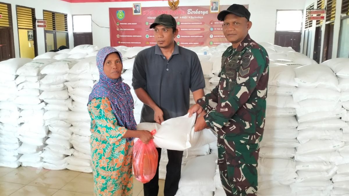 Babinsa Sertu Kusno Wardhana Monitoring Penyaluran Bantuan Pangan untuk Ribuan Warga Desa Kertanegara
