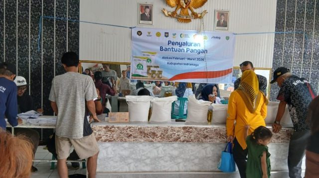 Bantuan Beras Minyak Goreng: 1.557 KPM Desa Sukajati Sumringah