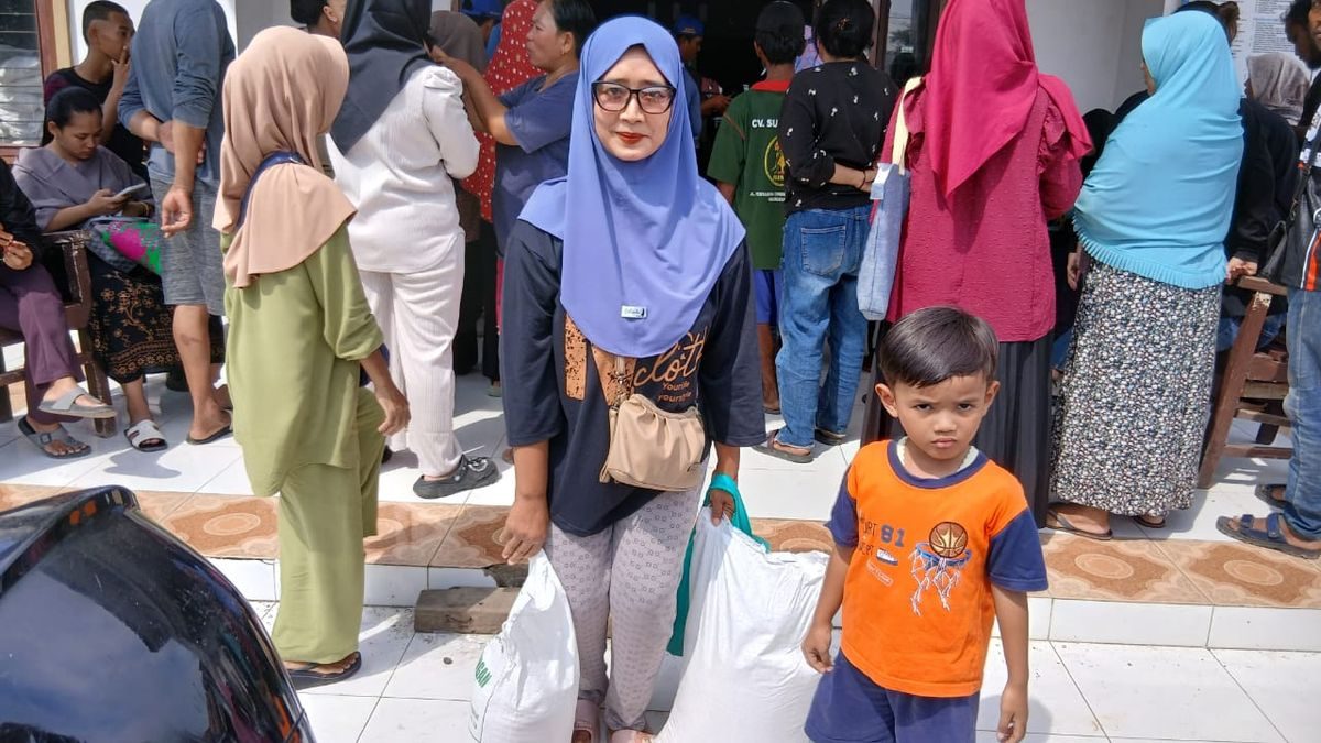 Bantuan Beras Minyak Goreng 2.109 KPM di Desa Sumbermulya