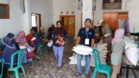 Bantuan Beras & Minyak Goreng Haurgeulis Indramayu: Warga Mengaku Terbantu Bantuan Beras & Minyak Goreng Haurgeulis Indramayu: Warga Mengaku Terbantu