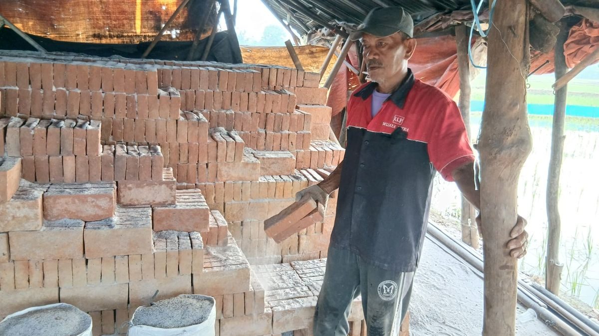Bata Merah Indramayu: Bertahan dari Hebel & Harga Murah di Pasar Sulit