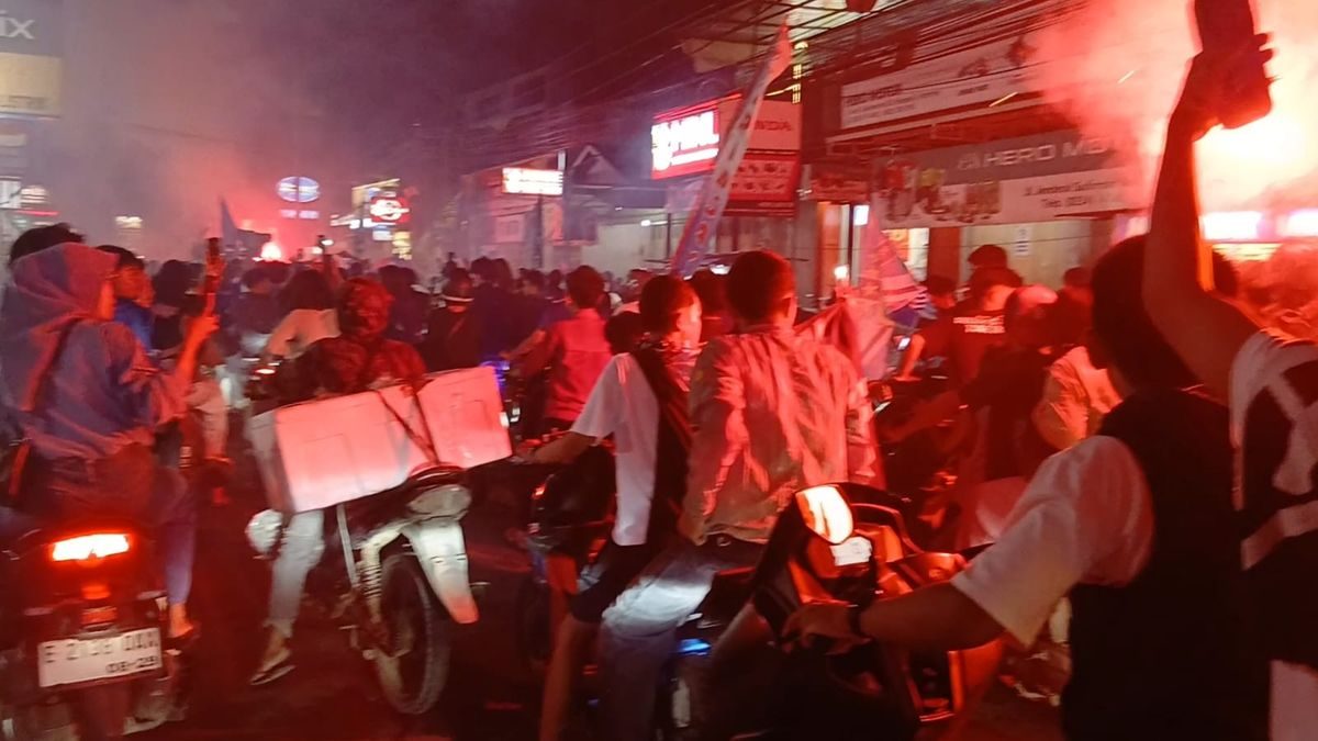 Bobotoh Lumpuhkan Jalur Haurgeulis–Patrol, Euforia Persib Picu Macet 10 KM