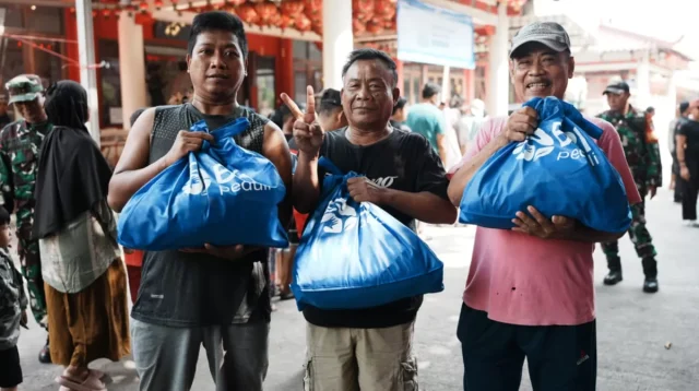 BRI Bagikan 1.000 Paket Sembako untuk Umat Buddha pada Hari Raya Waisak
