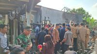 Bupati Lucky Hakim Serahkan Bantuan Rp40 Juta Korban Kebakaran, Dikawal Koramil Tukdana