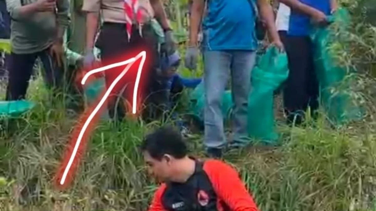 Bupati Lucky Hakim Turun Langsung ke Sungai Penuh Sampah, Kadisdikbud Indramayu Hanya Memantau
