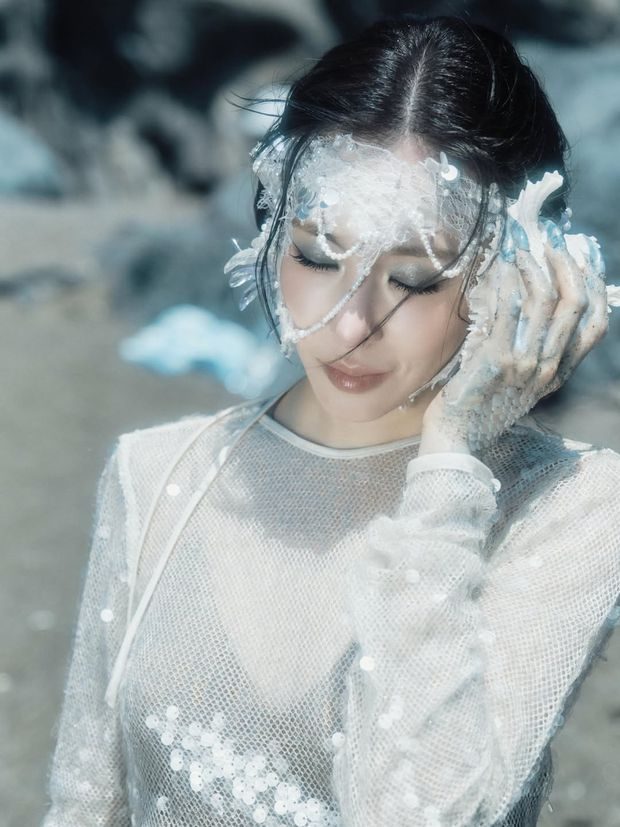 Tiffany Young melantunkan perasaan bahagianya yang penuh syukur melalui melodi emosional dari lagu 'Summer's Not Over'.