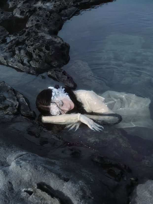 Potret cantik Tiffany Young dalam video klip 'Summer's Not Over'.