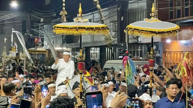 Dedi Mulyadi Ceritakan Perjuangan Lestarikan Budaya Sunda, Ribuan Warga Cirebon Terharu