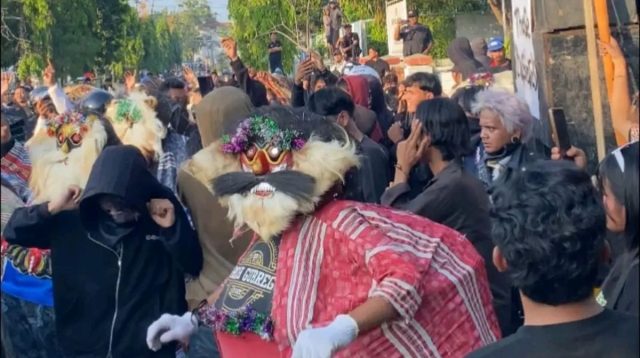 Demo Aliansi Topi Jerami di Pendopo Indramayu Menegang Akibat Lemparan Ular