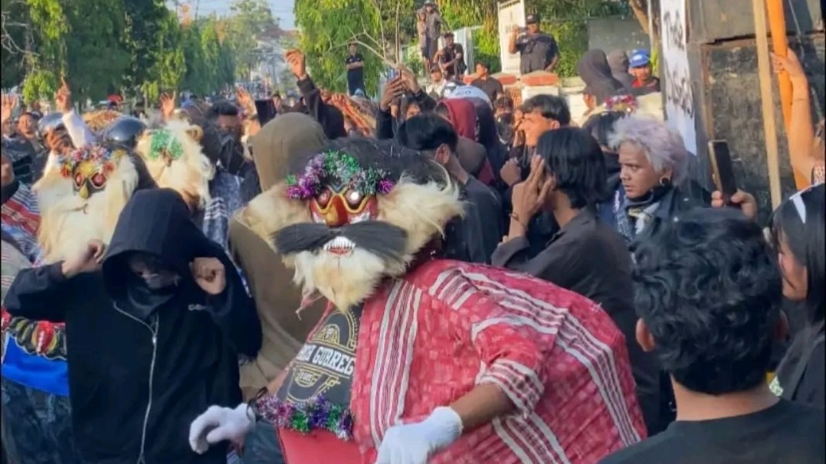 Demo Aliansi Topi Jerami di Pendopo Indramayu Menegang Akibat Lemparan Ular
