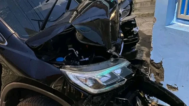 Diduga Mengantuk, Mobil CR-V Tabrak Tembok Dapur di Jatibarang