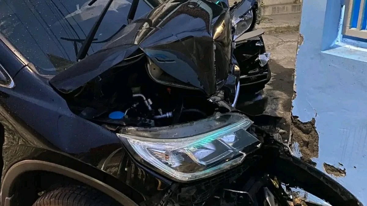 Diduga Mengantuk, Mobil CR-V Tabrak Tembok Dapur di Jatibarang