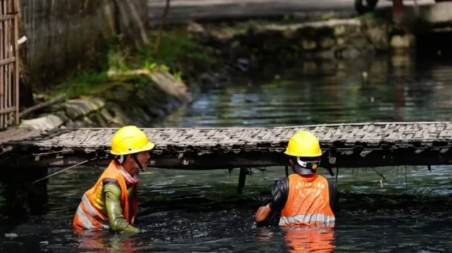 Dinas PUPR Indramayu Membersihkan Talang Tembaga Berkerak Akibat Lumpur 15 Tahun untuk Cegah Banjir