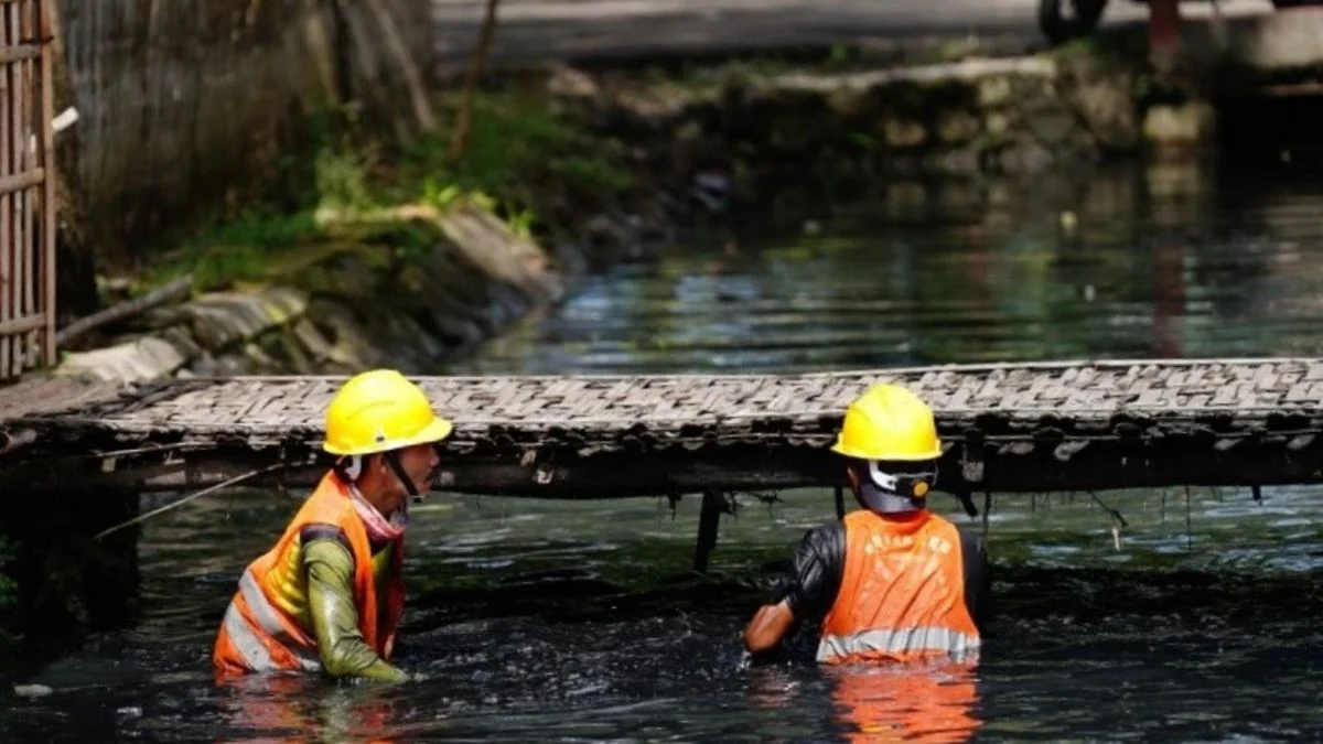 Dinas PUPR Indramayu Membersihkan Talang Tembaga Berkerak Akibat Lumpur 15 Tahun untuk Cegah Banjir