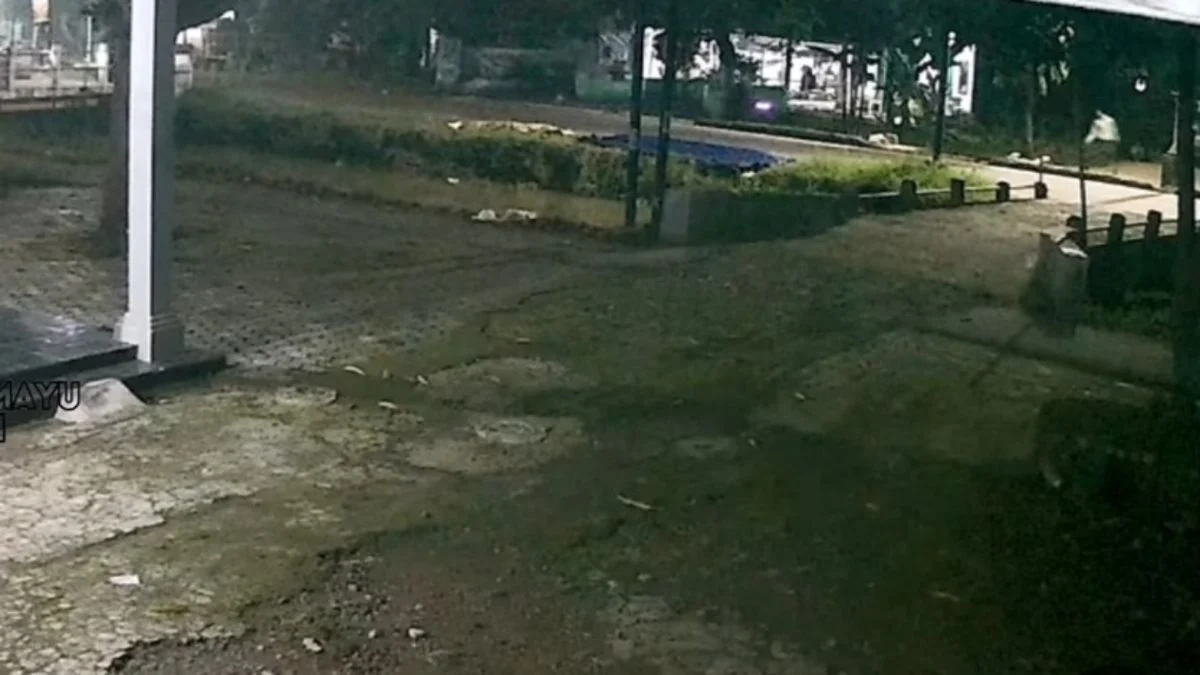 Gerombolan Motor Diduga Bawa Senjata Tajam Melintas di Plumbon Terekam CCTV Subuh