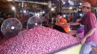Harga Kebutuhan Pokok di Pasar Indramayu Stabil, Bawang Merah Paling Mahal