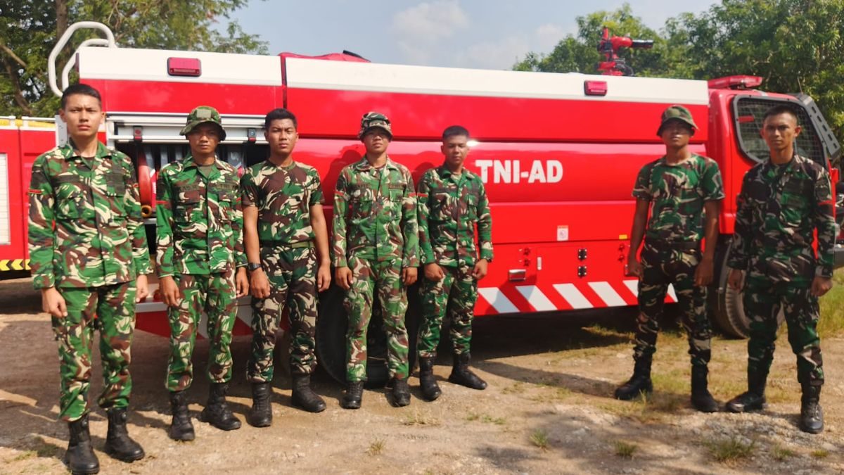 Heroik! Petugas Damkar Yon TP 889 Gagak Winangsi Berjuang Padamkan Api di Pertamina Rajaiyang