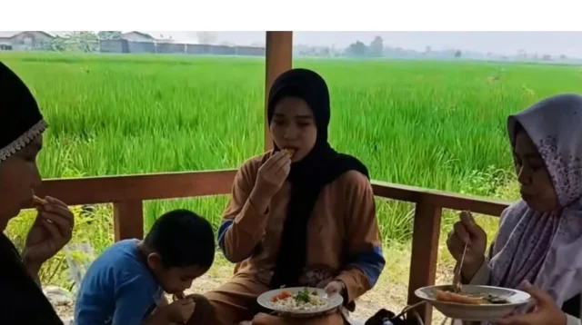 Jajanan Pedas Gurih Cilandak Laris Manis