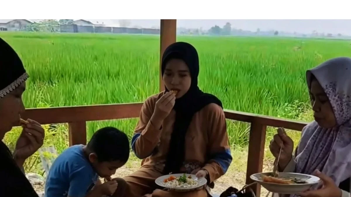 Jajanan Pedas Gurih Cilandak Laris Manis