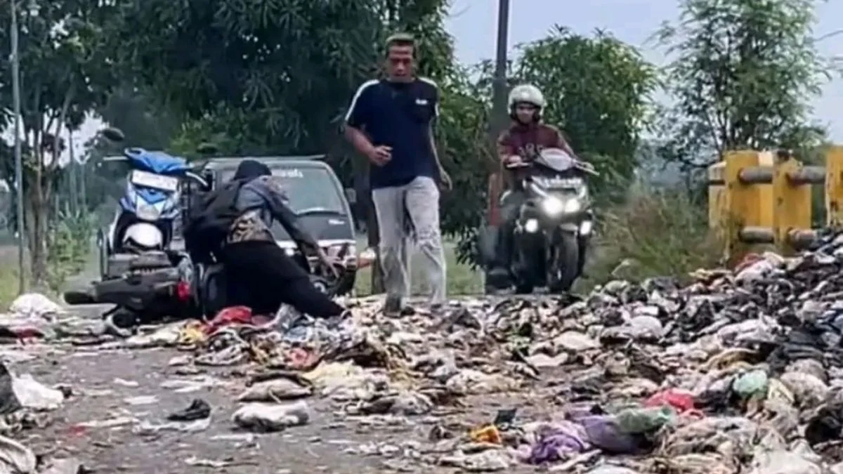 Jembatan Kamal Mundu–Segeran Rawan Kecelakaan Akibat Sampah