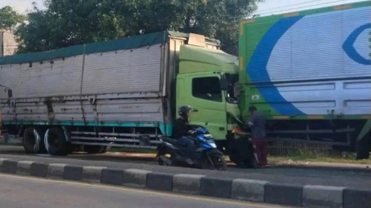 Kecelakaan Dua Mobil Wing Box di Pantura Losarang Arah Cirebon Sebabkan Kemacetan Lalu Lintas