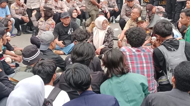 Ketua DPRD Indramayu Dengarkan Aspirasi Mahasiswa Soal UU Cipta Kerja dan Lahan Pertanian