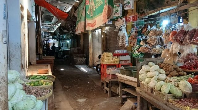 Komoditas Pasar Haurgeulis: Satu Anjlok, yang Lain Membebani Warga