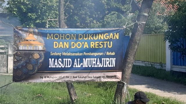 Masjid Al-Muhajirin Sukahati Direhabilitasi: Gotong Royong Warga Bantu Pembangunan