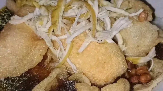 Menikmati Hangatnya Bubur Ayam Khas Indramayu, Kuliner Sederhana yang Selalu Diburu Saat Pagi Hari