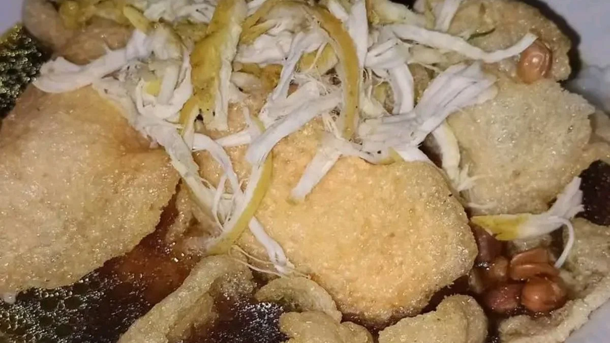 Menikmati Hangatnya Bubur Ayam Khas Indramayu, Kuliner Sederhana yang Selalu Diburu Saat Pagi Hari