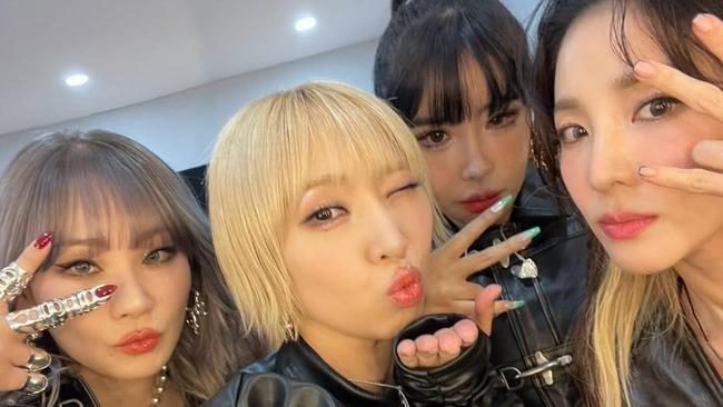 NE1 Rayakan 17 Tahun Debut dengan Foto Kebersamaan Terbaru
